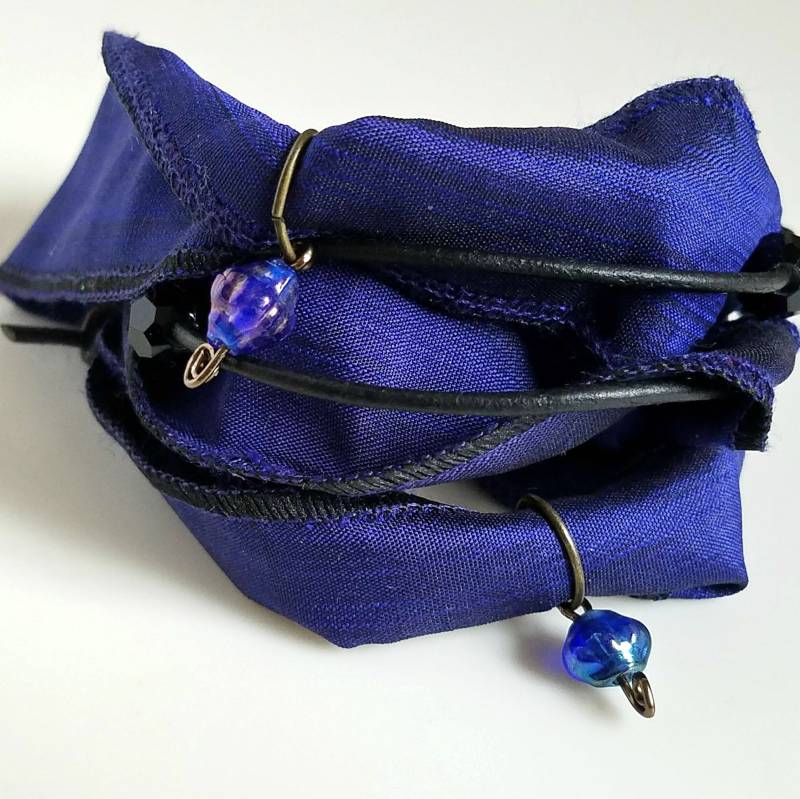 Ultraviolette Wrap Armband, Handgefertigte Leder Und Seide Wickeln Lila Blau Boho Armband Für Frauen Mit Glas Charms & Kristalle von RibbonsandGlass