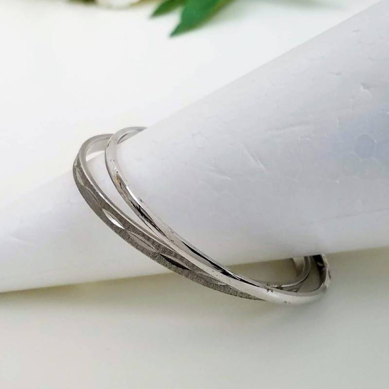 Vintage Monet Armband, Trifari Set Von Zwei Silber Armreif, Boho Armbänder, Schmuck Geschenk Für Sie von RibbonsandGlass