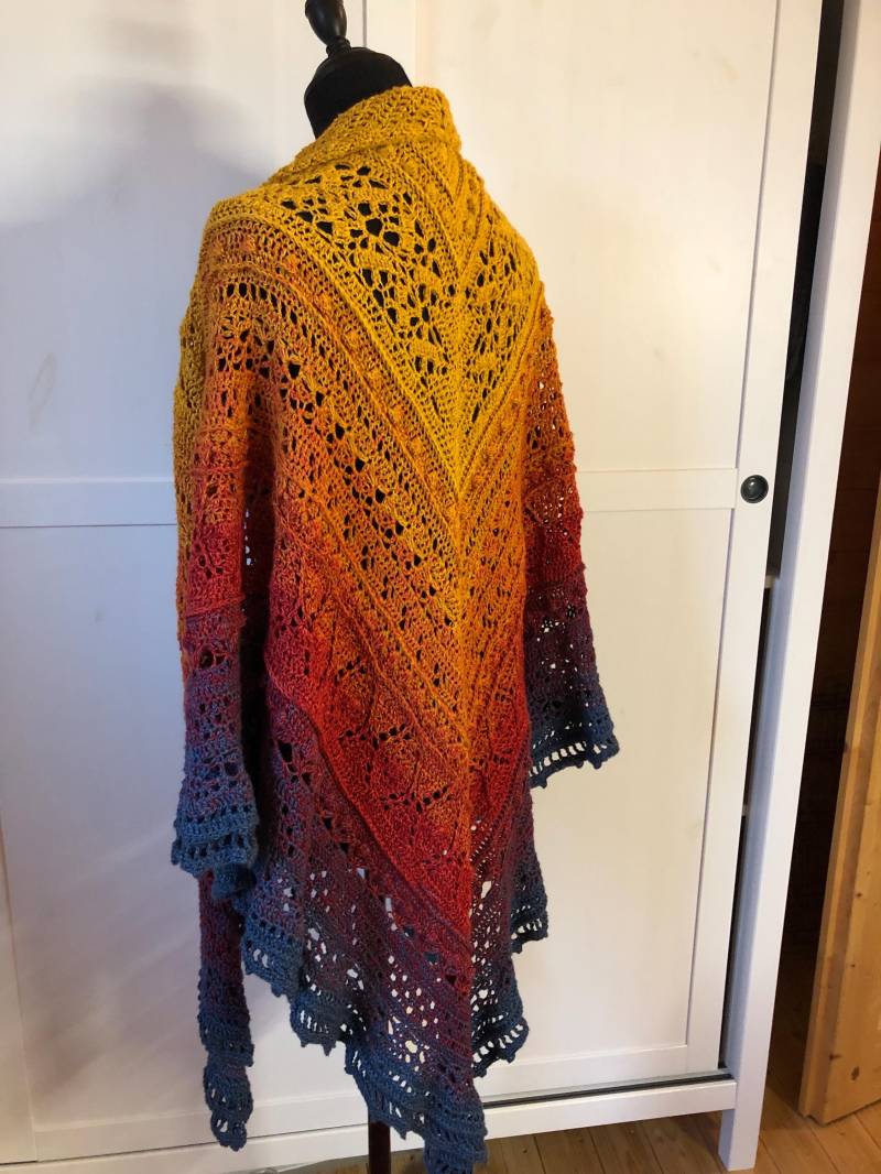 Großes Schultertuch, Dreiecktuch Gehäkelt in Verschiedenen Mustern Und Farbverlauf von RicaTaschen