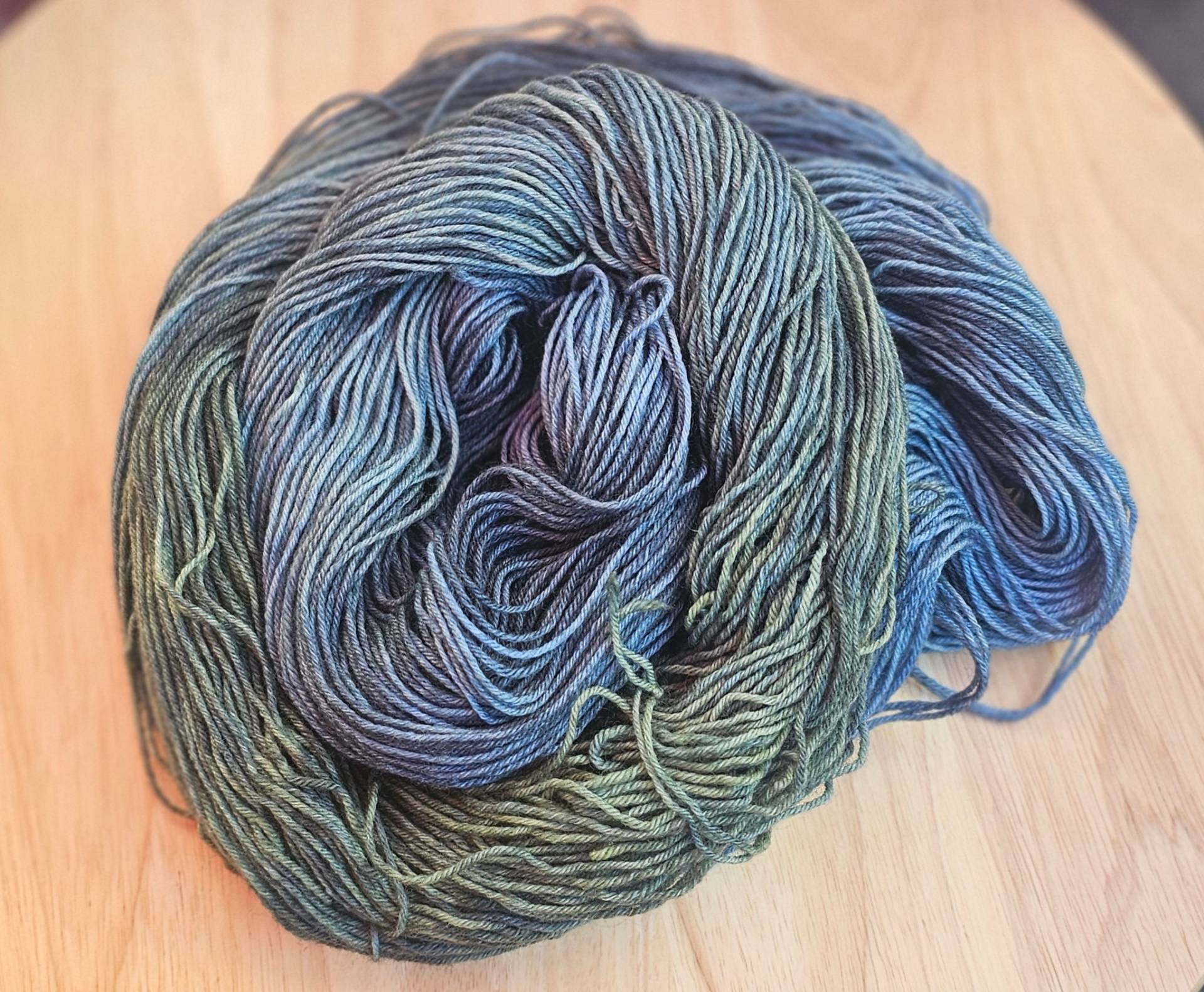 Handgefärbte Sockenwolle, Bereits Gewickelt, Blau, Grün, 4-Fach, Wolle, Schafspate, Unterstützt Deutsche Schafswanderei von RicasAccessoires