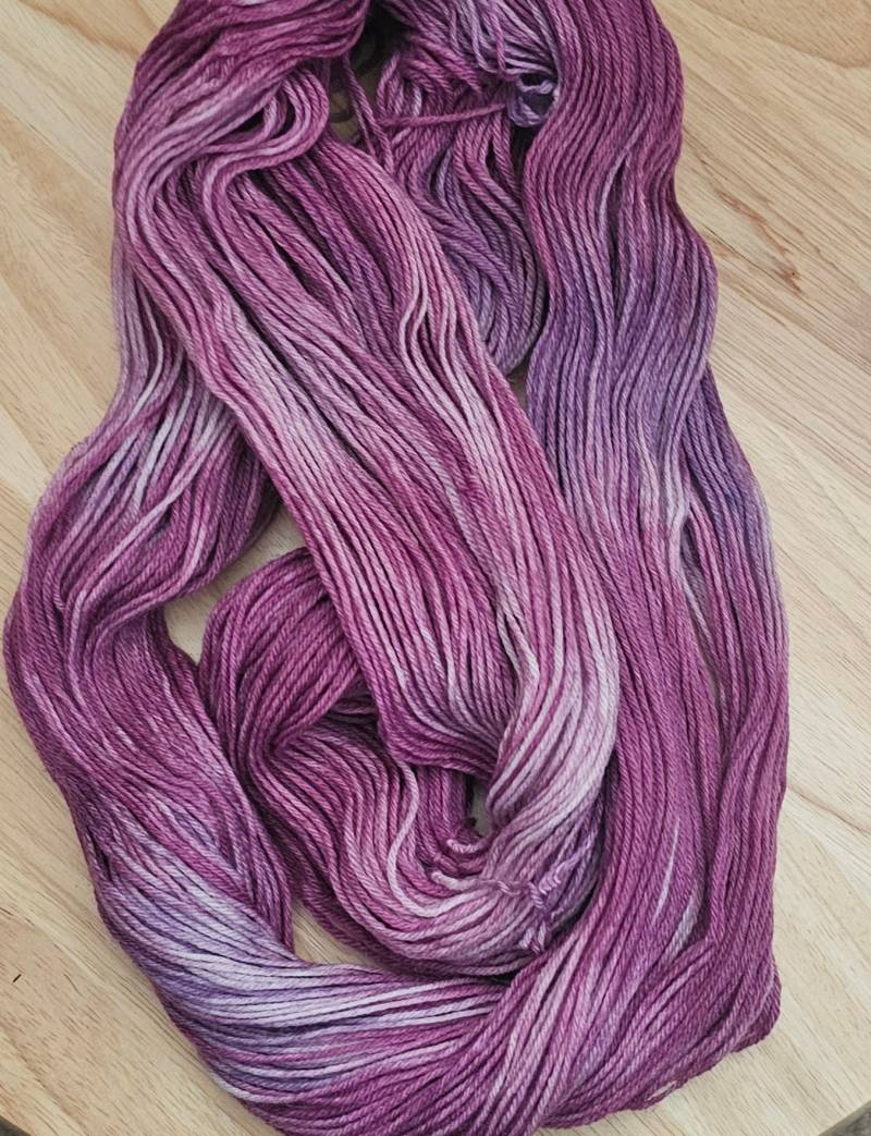 Handgefärbte Sockenwolle, Merinowolle, Super Weich, Lila, 4-Fach, Wolle, Handgefärbt von RicasAccessoires