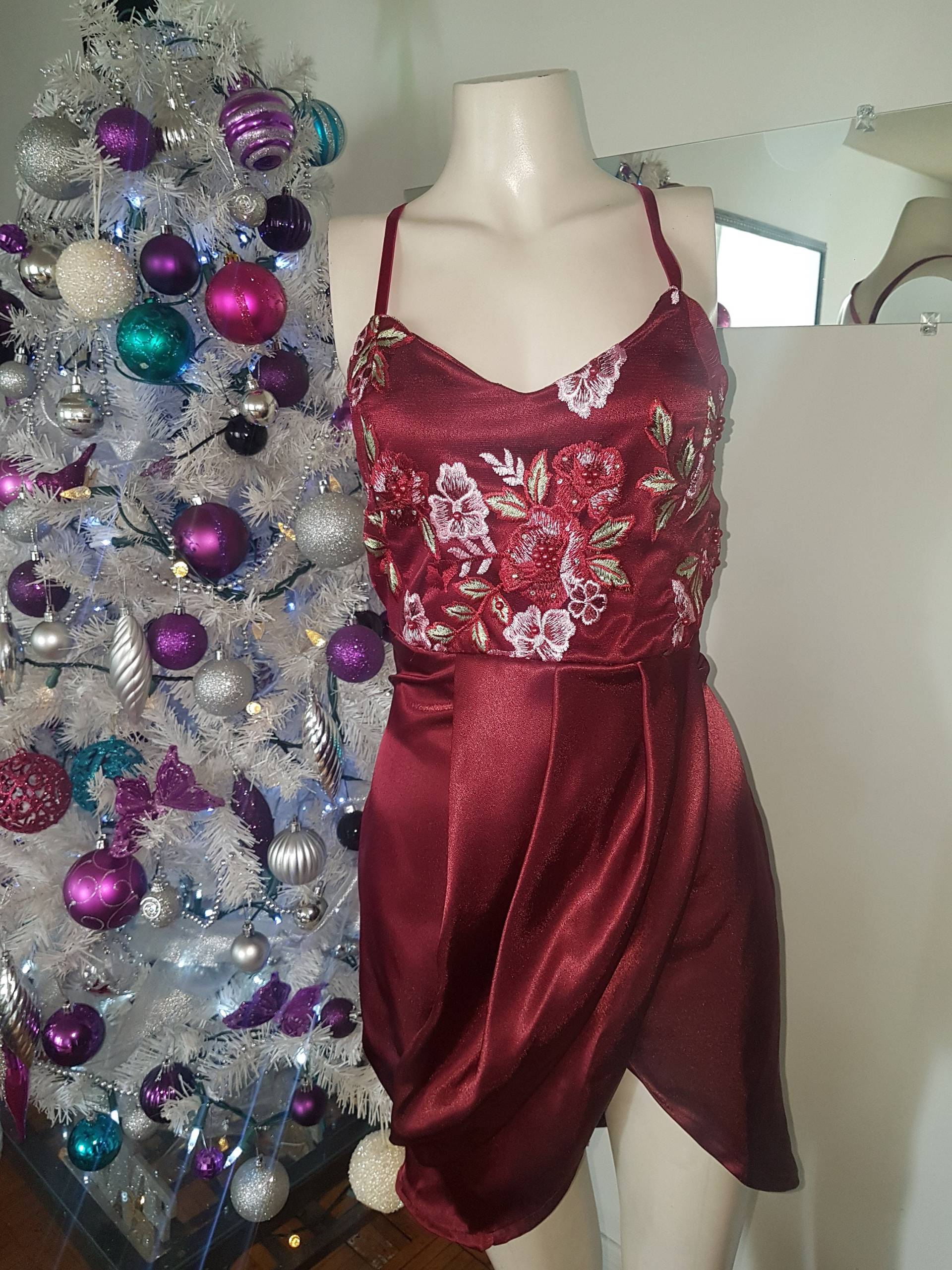 Satin Und Spitze Burgunder-Kleid Satin Und Spitze Burgunder-Kleid von RiceApparel