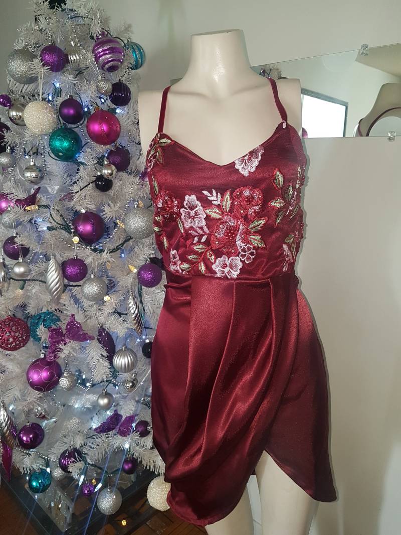 Satin Und Spitze Burgunder-Kleid Satin Und Spitze Burgunder-Kleid von RiceApparel