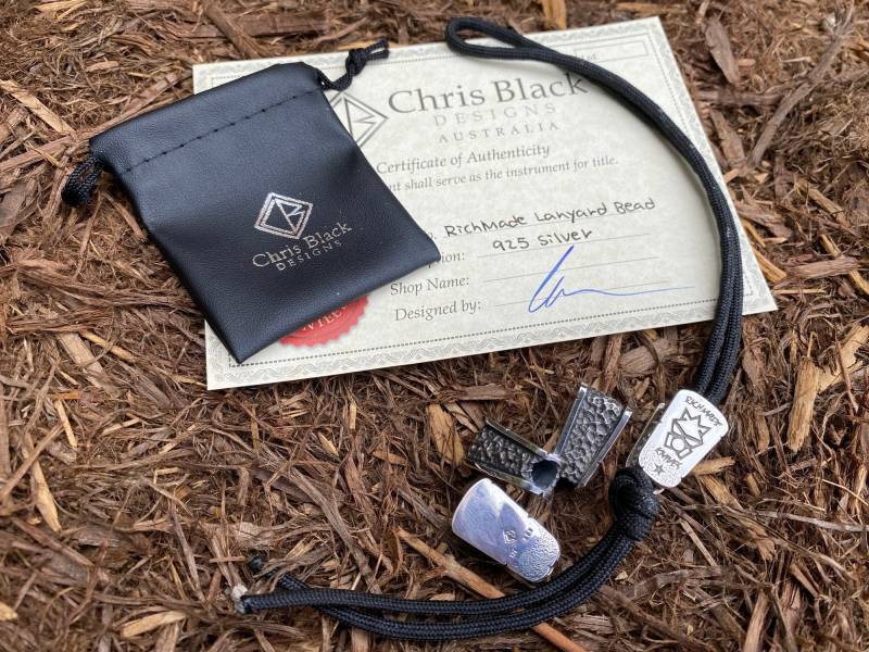 Richmade Knives 2020 Logo Lanyard Perle Von Chris Black Designs Richmade Knives 2020 Logo Lanyard Perle Von Chris Black Designs von RichMadeKnives