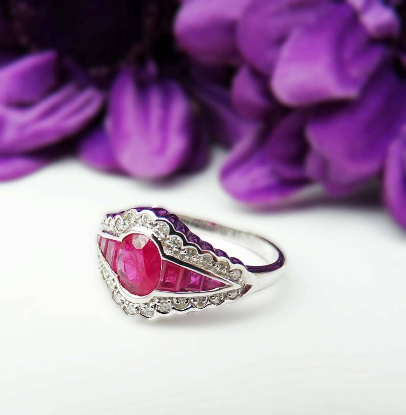 Vintage Inspirierter Rubin Und Diamant Art Deco Ring von RichardTrusselle