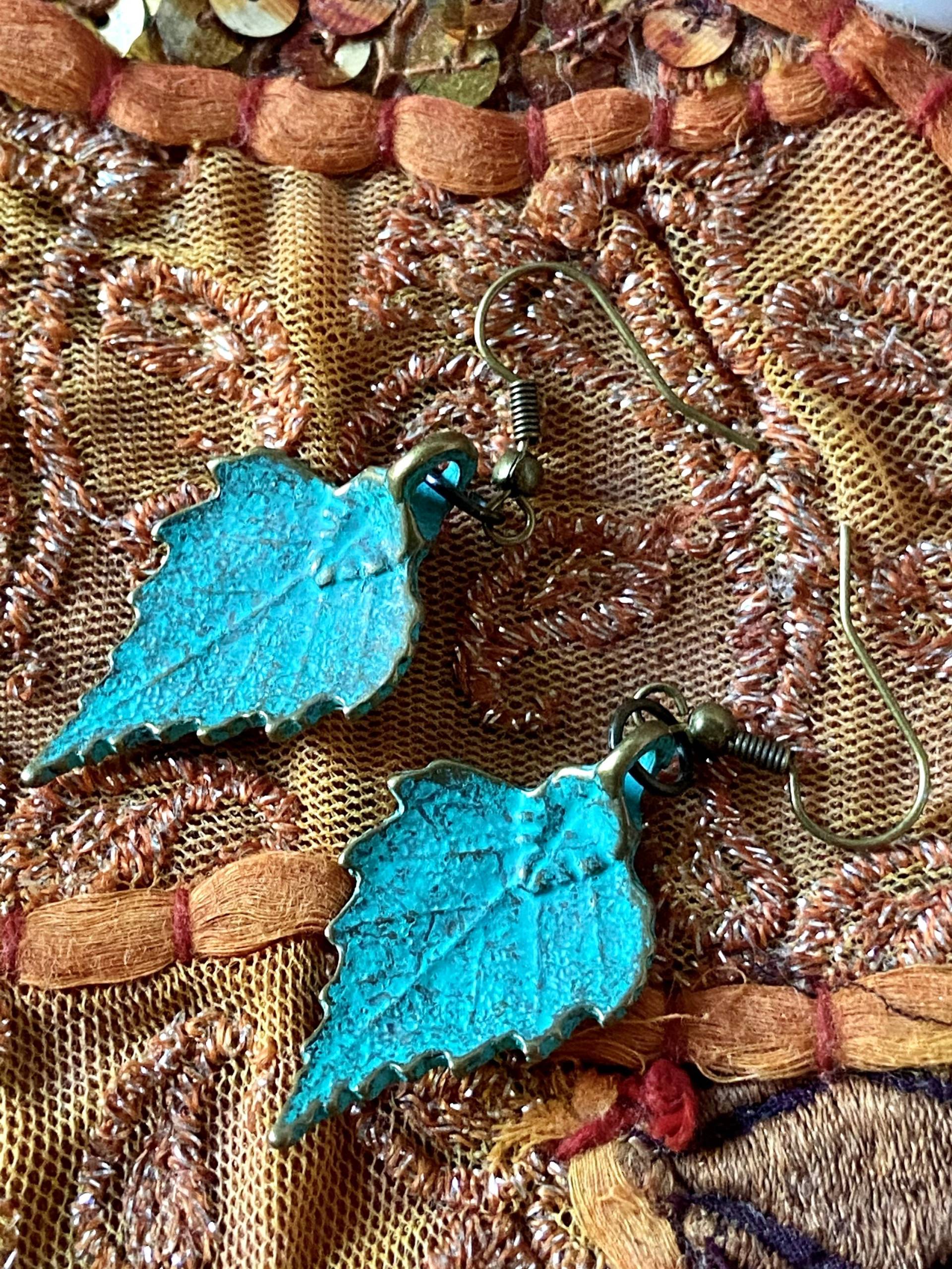 Boho Blatt Ohrringe Gehämmert Kleine Blätter Mit Grünspan Finish Boho Blatt Ohrringe Gehämmert Kleine Blätter Mit Grünspan Finish von Richarme