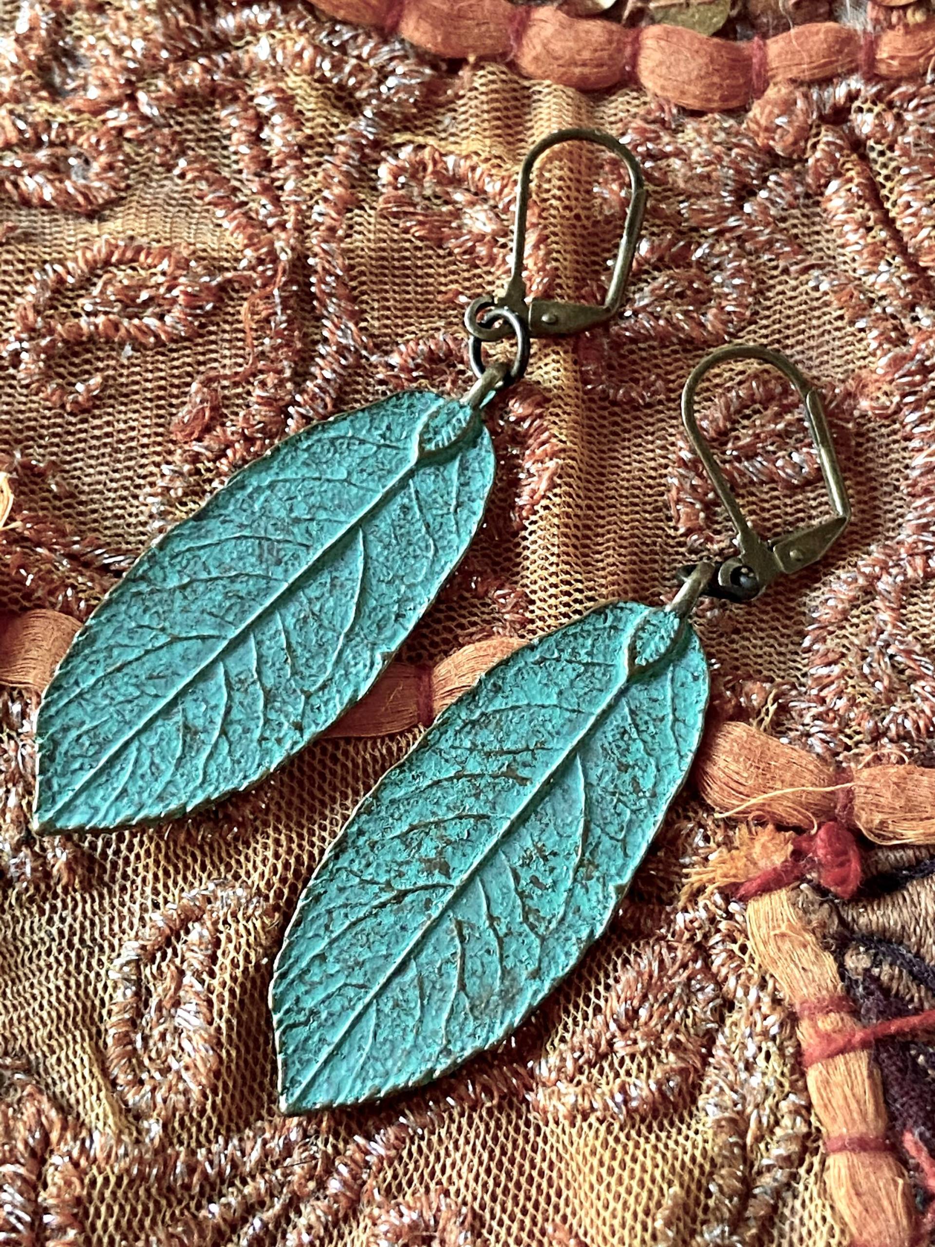 Boho Blatt Ohrringe Gehämmerte Blätter Mit Grünspan Finish Boho Blatt Ohrringe Gehämmerte Blätter Mit Grünspan Finish von Richarme