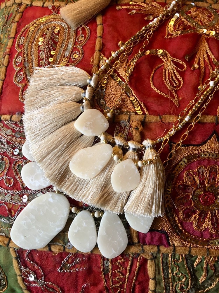 Boho Quastenkette Perlenkette Mehrreihig Mit Weißen Natursteinscheiben Boho Quastenkette Perlenkette Mehrreihig Mit Weißen Natursteinscheiben von Richarme