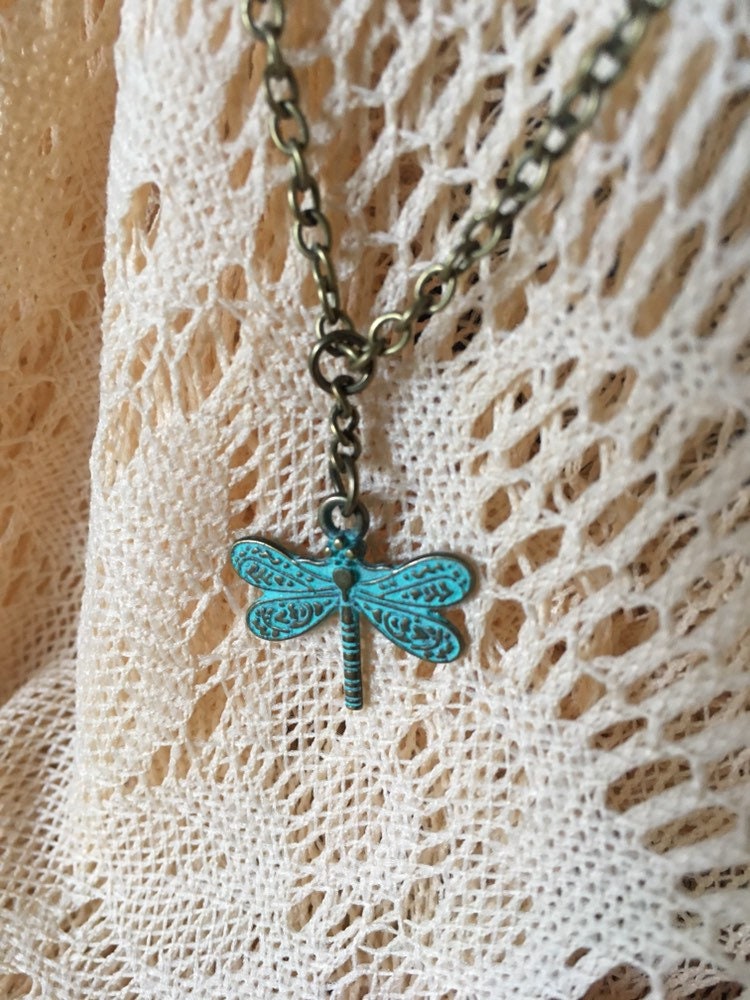 Gestempelte Libelle Halskette Jugendstil Mit Grünspan Finish von Richarme