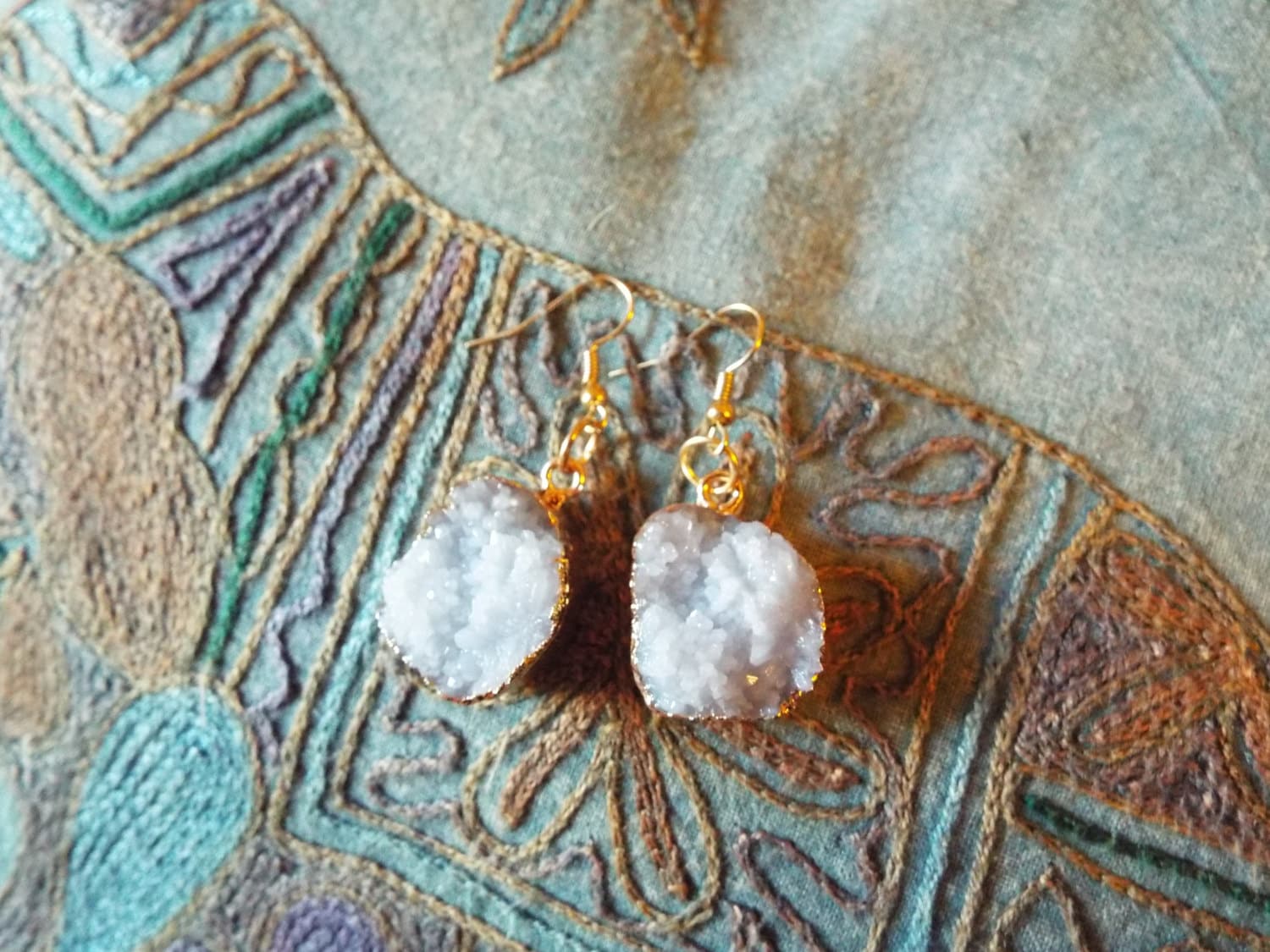 Richarme Druzy Ohrringe Asymmetrisch Rund Grau Leicht Achat Kristall Richarme Druzy Ohrringe Asymmetrisch Rund Grau Leicht Achat Kristall von Richarme