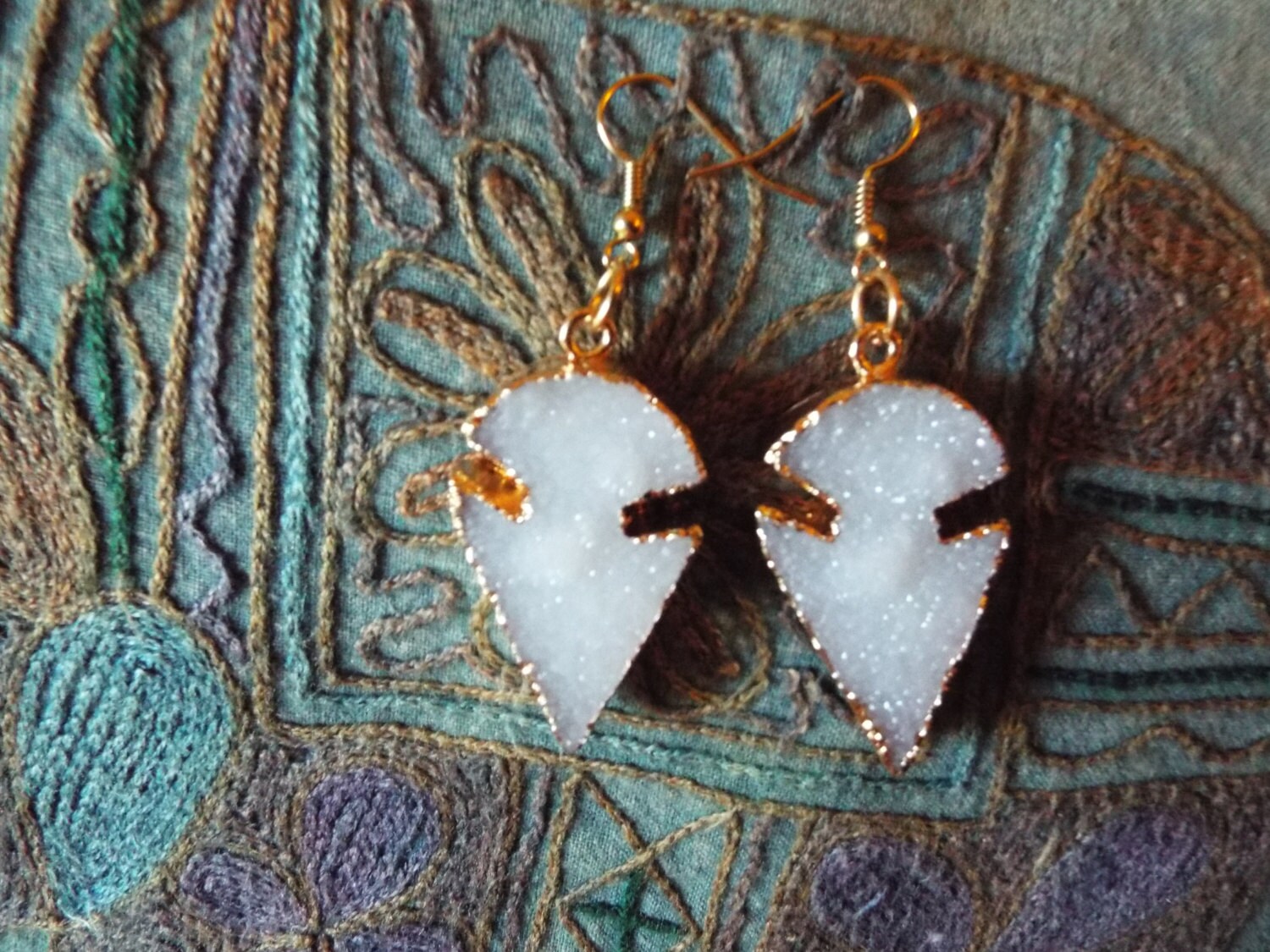 Richarme Pfeilspitzen Ohrringe Weiß Druzy Achat Kristall Richarme Pfeilspitzen Ohrringe Weiß Druzy Achat Kristall von Richarme