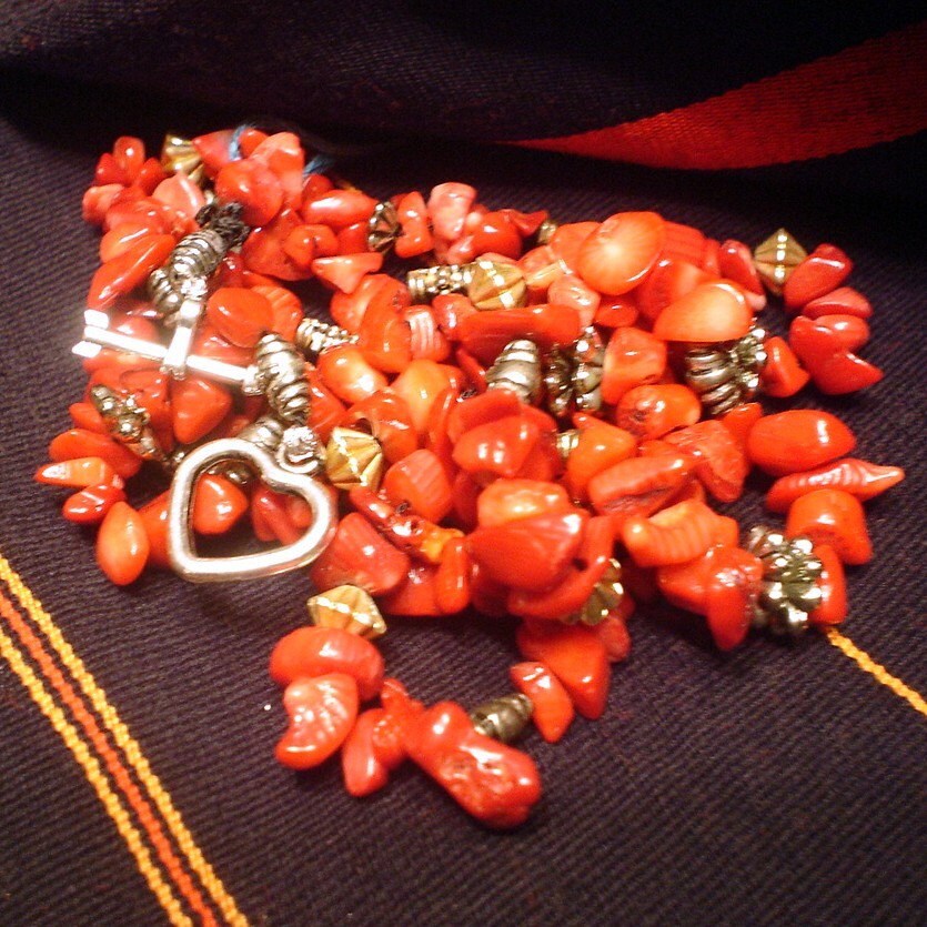 Rote Koralle Halskette Lang Mit Herz Und Pfeil Toggle Verschluss Rote Koralle Halskette Lang Mit Herz Und Pfeil Toggle Verschluss von Richarme