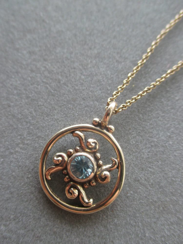 14Kt Gelb Solid Gold Circle Swirl Blauer Zirkon Anhänger, Dezember Geburtsstein von RichelleJewelry
