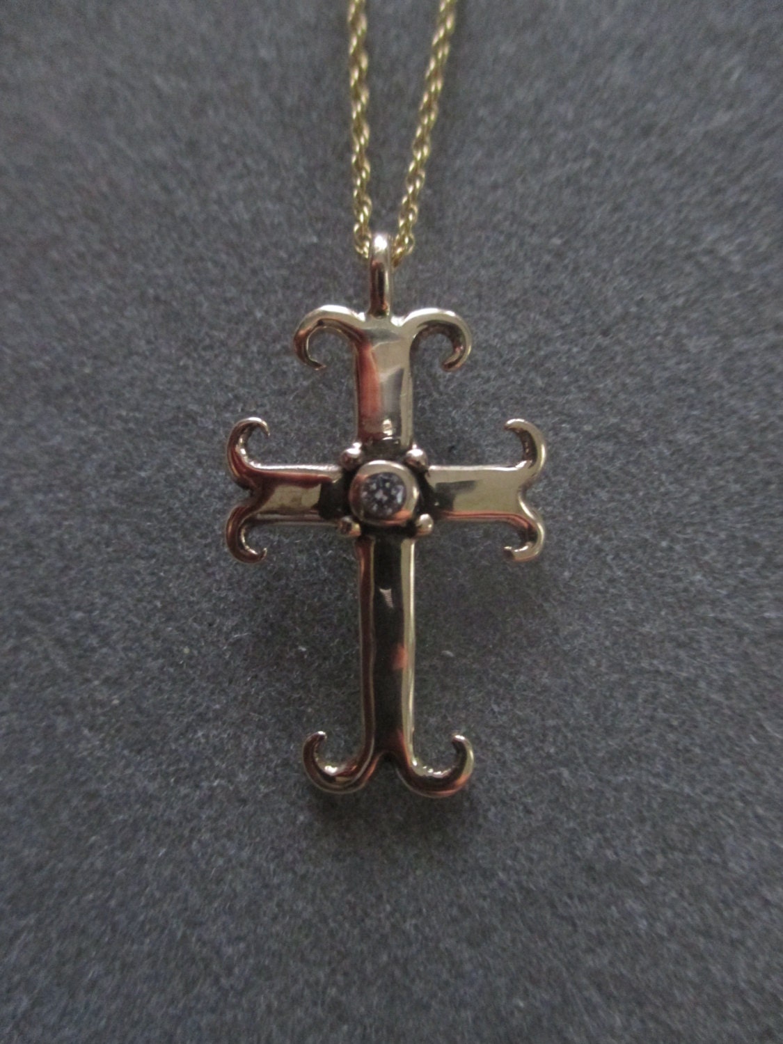 14Kt Gold Diamant Swirl Kreuz Anhänger, April Geburtsstein von RichelleJewelry