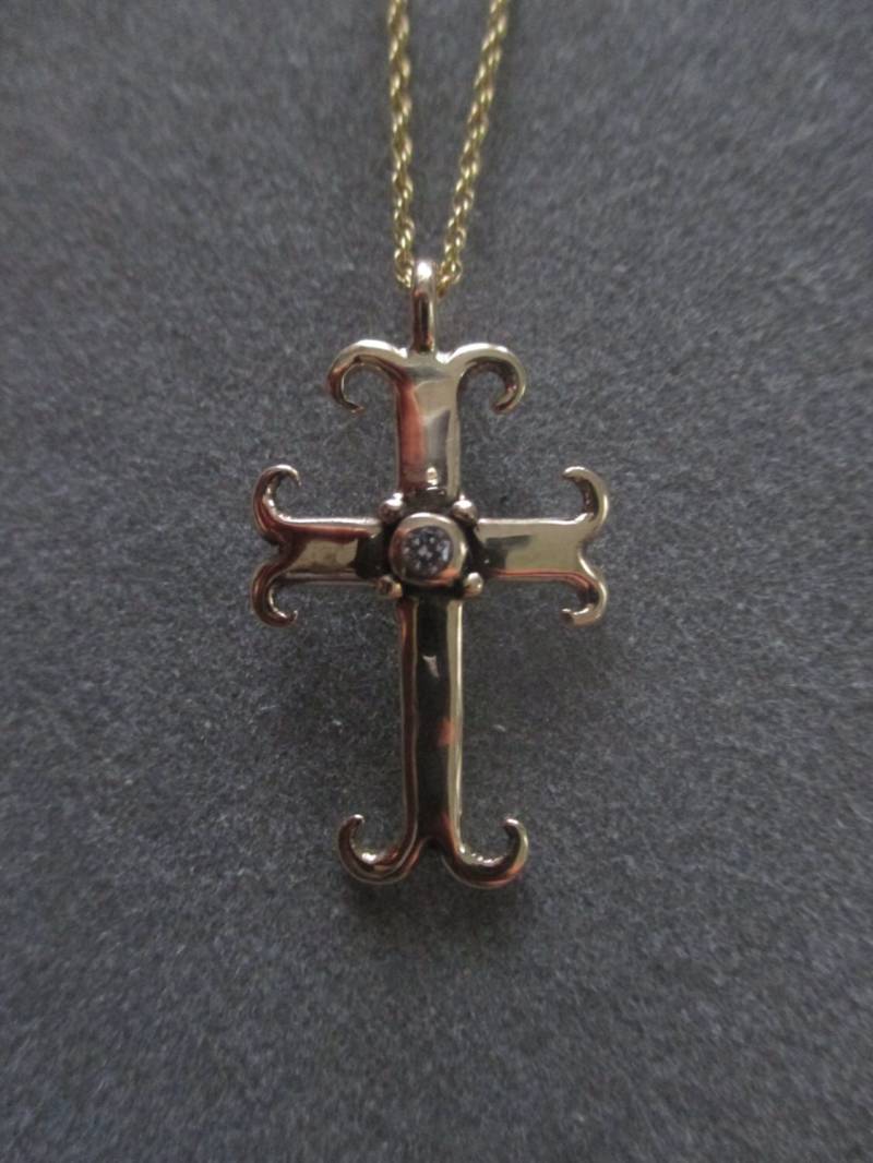 14Kt Gold Diamant Swirl Kreuz Anhänger, April Geburtsstein von RichelleJewelry