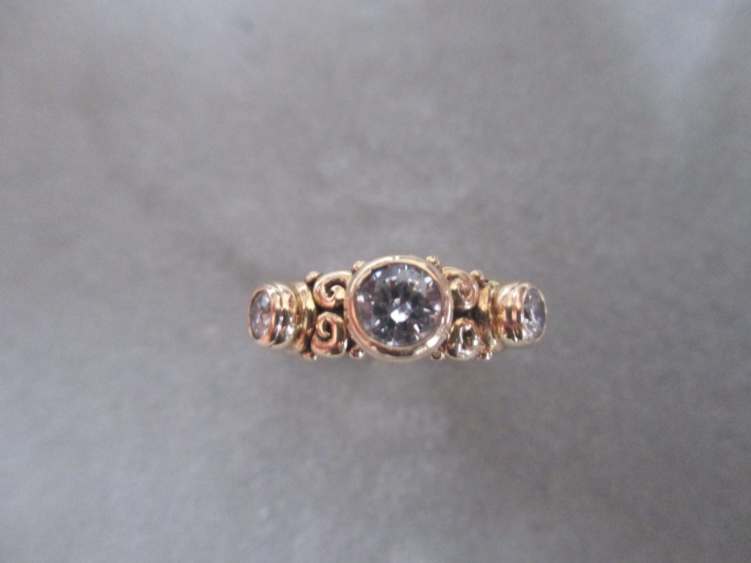 14Kt Gold-Platform Drei Stein-Verlobungsring von RichelleJewelry