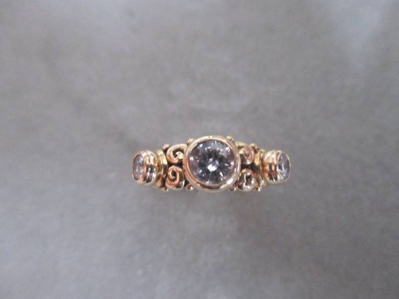 14Kt Gold-Platform Drei Stein-Verlobungsring von RichelleJewelry