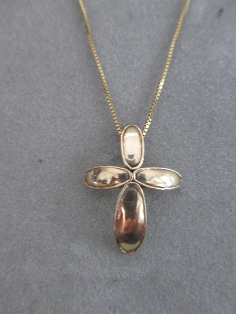 14Kt Massiv Gelbgold Blütenblatt Kreuz Anhänger von RichelleJewelry