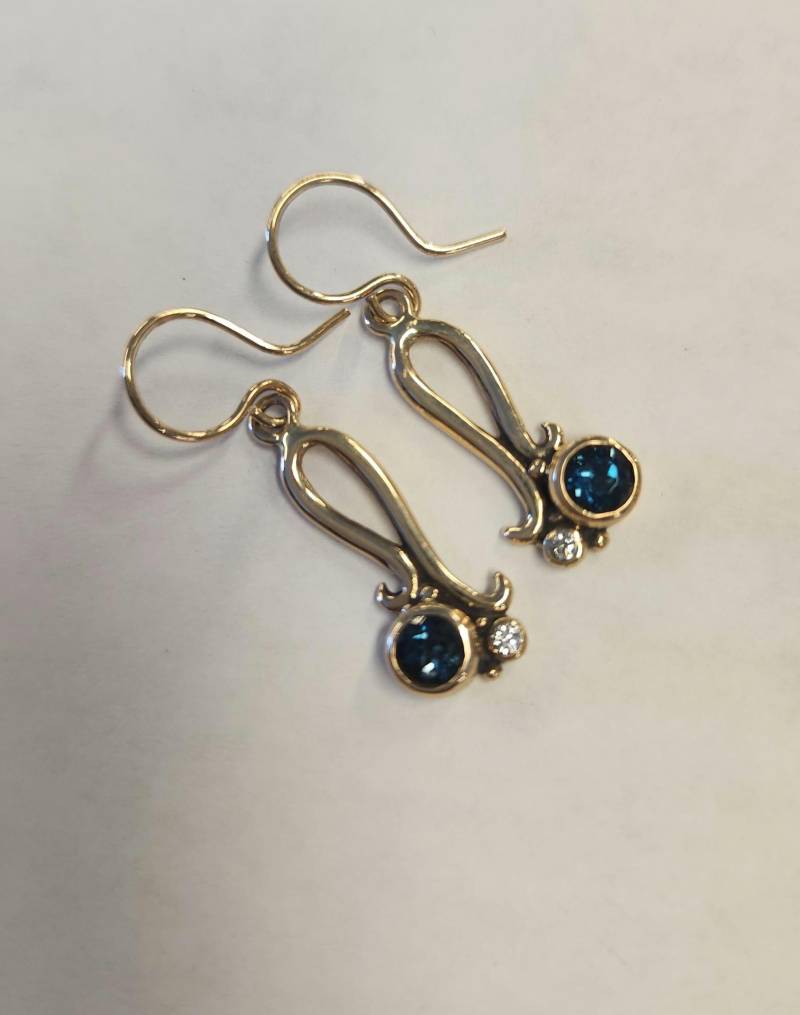 14Kt Solid Gold Blautopas & Diamant Swirl Loop Ohrringe von RichelleJewelry