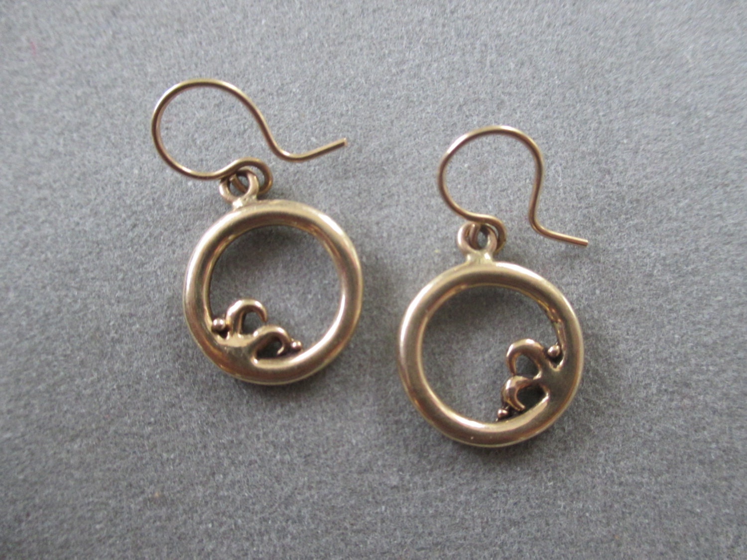 14Kt Solid Gold Circle Wave Ohrringe von RichelleJewelry