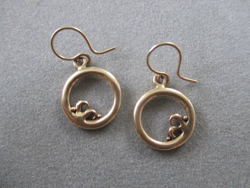 14Kt Solid Gold Circle Wave Ohrringe von RichelleJewelry