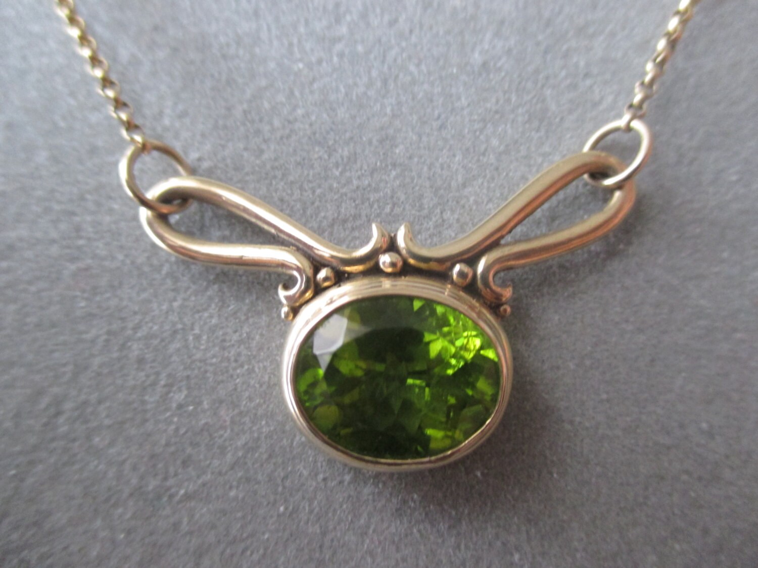 14Kt Solid Gold Swirl Loop Peridot Anhänger, August Birthstone von RichelleJewelry