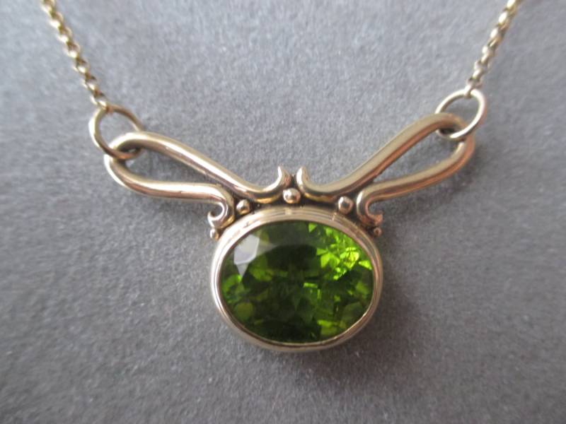 14Kt Solid Gold Swirl Loop Peridot Anhänger, August Birthstone von RichelleJewelry
