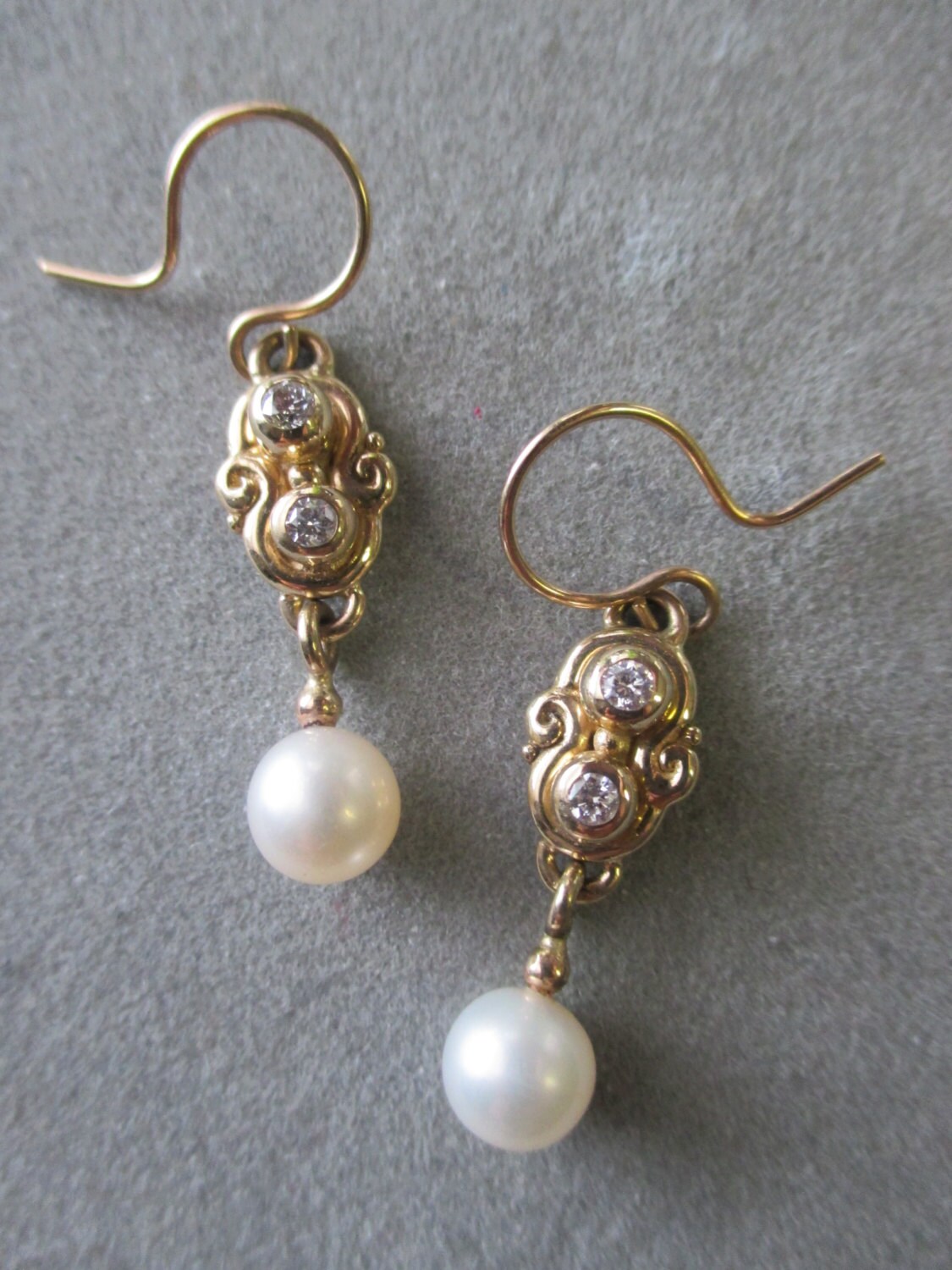 14Kt. Gold Swirl Diamant & Perle Braut Ohrringe, Juni Geburtsstein von RichelleJewelry