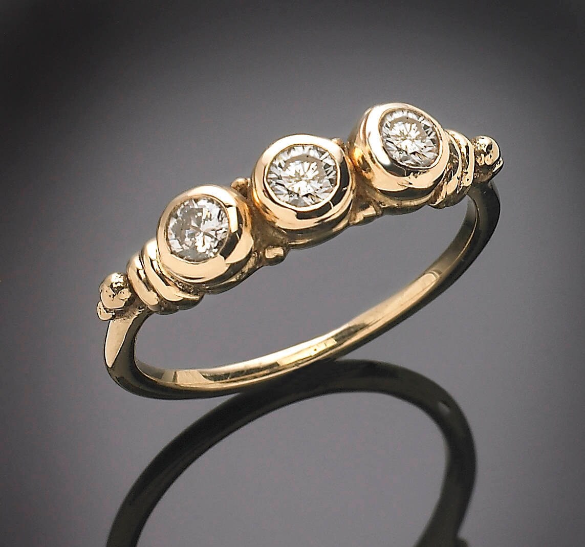 14Kt. Solid Gold Drei Stein Diamant Ring von RichelleJewelry