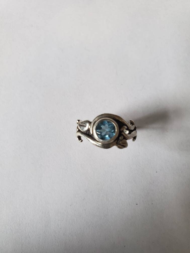 Echtsilber Swirl & Leaf Schweizer Blautopas Solitär Ring von RichelleJewelry