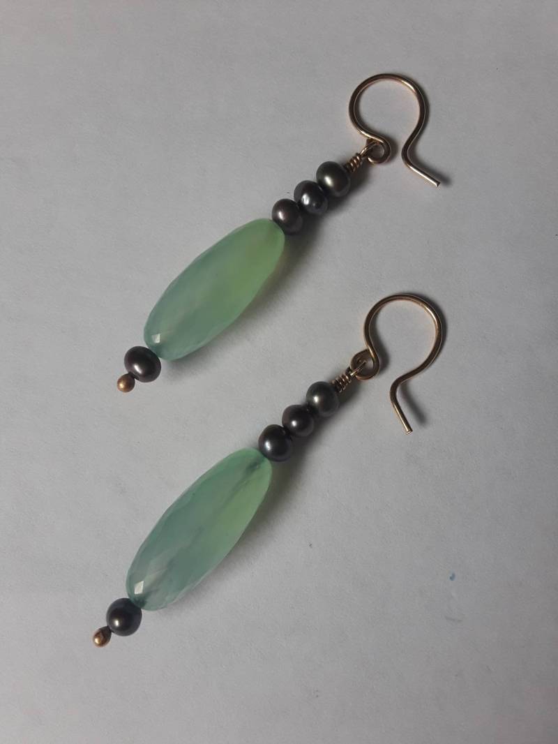 Lange 14Kt Gelb Solid Gold Wire Wrapped Perlen Chrysopras & Schwarze Perle Ohrringe von RichelleJewelry