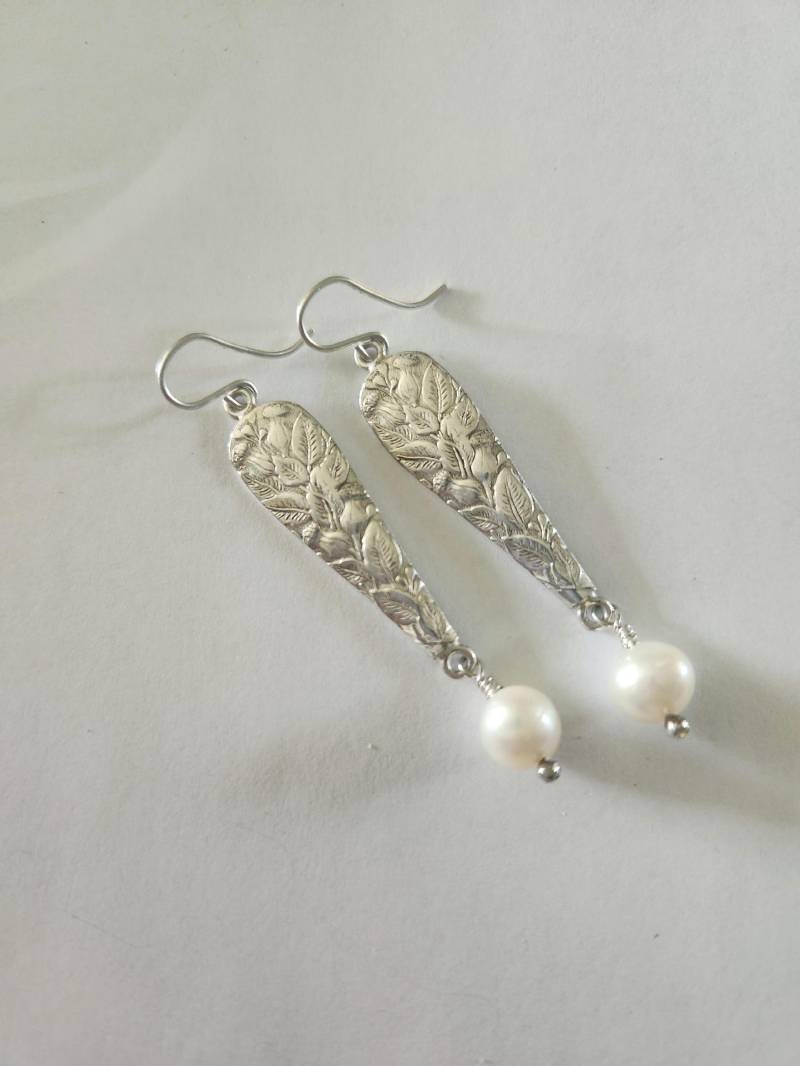 Lange Blumen Distel Silber Überzogener Löffel Weiße Perle Tropfen Ohrringe, Juni Birthstone von RichelleJewelry