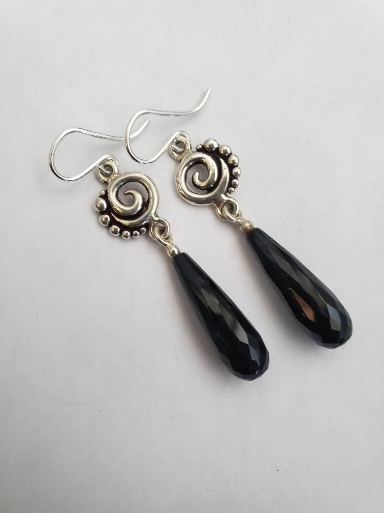 Lange Moderne Sterling Silber Spirale Schwarzer Onyx Briolette Ohrringe von RichelleJewelry