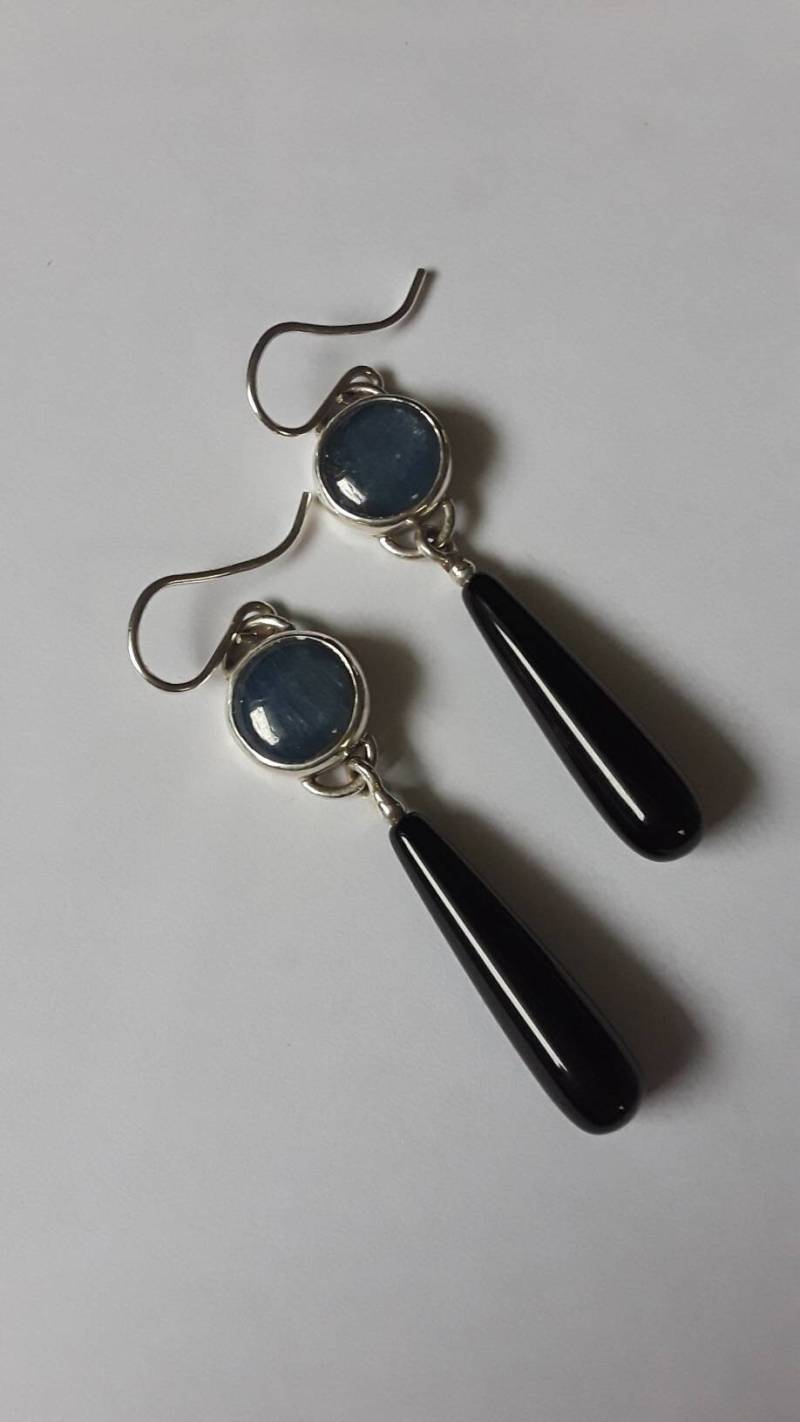 Lange Sterling Silber Kyanit & Schwarzer Onyx Ohrringe von RichelleJewelry