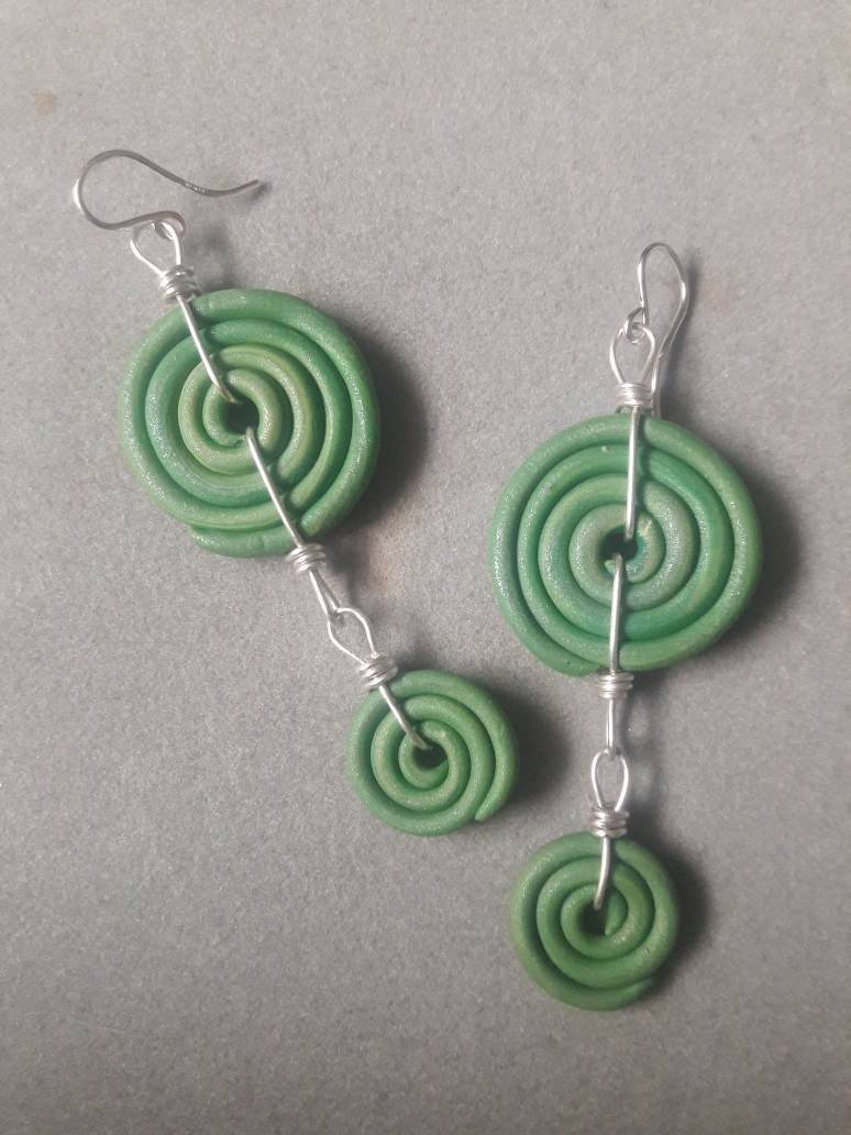 Lange Sterling Silber Wire Wrap Grüne Spirale Polymer Clay Statement Ohrringe von RichelleJewelry