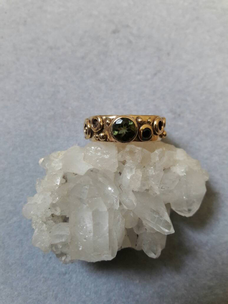 Massiver 14Kt Gelbgold Moldavit & Schwarzer Spinell Bubble Circle Ring von RichelleJewelry