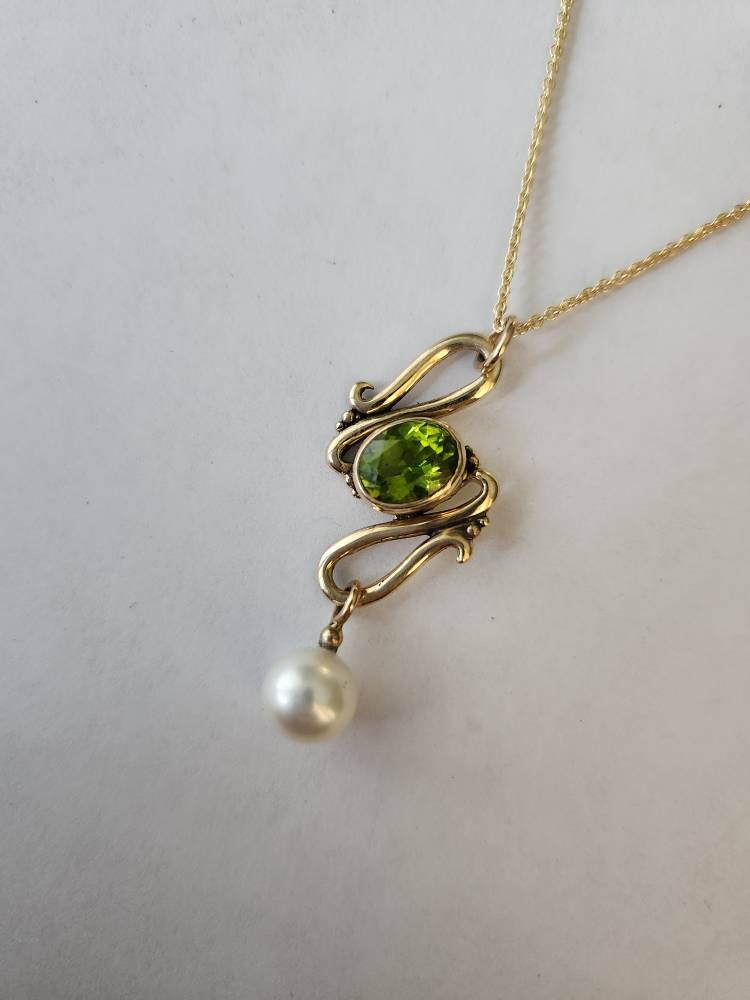 Massiver 14Kt Gold Peridot & Pearl Swirl Anhänger, August Birthstone von RichelleJewelry