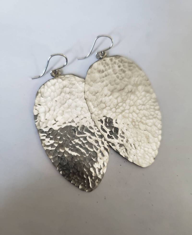 Recycled Boho Gehämmerte Silber Platte Löffel Ohrringe von RichelleJewelry