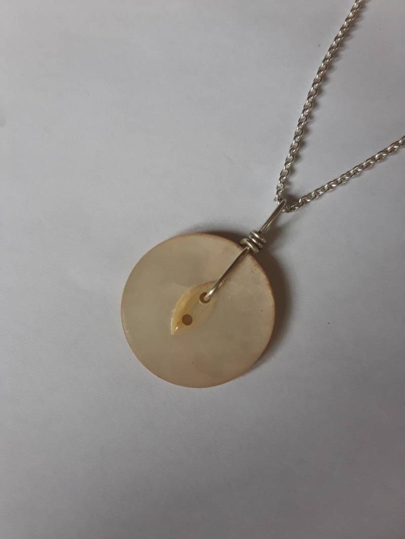 sterling Silber Perlmutt Draht Gewickelt Vintage Knopf Anhänger von RichelleJewelry