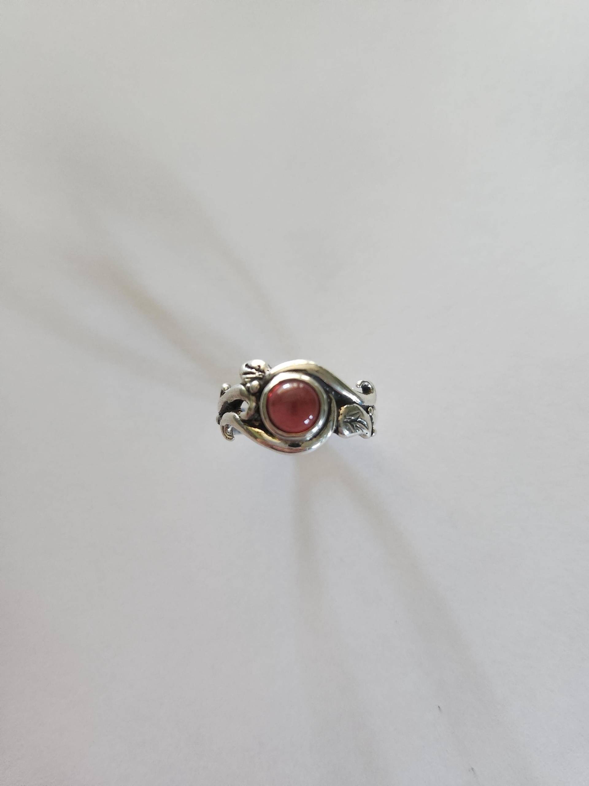 sterling Silber Wirbel, Blatt & Granat Ring, Januar Geburtsstein von RichelleJewelry