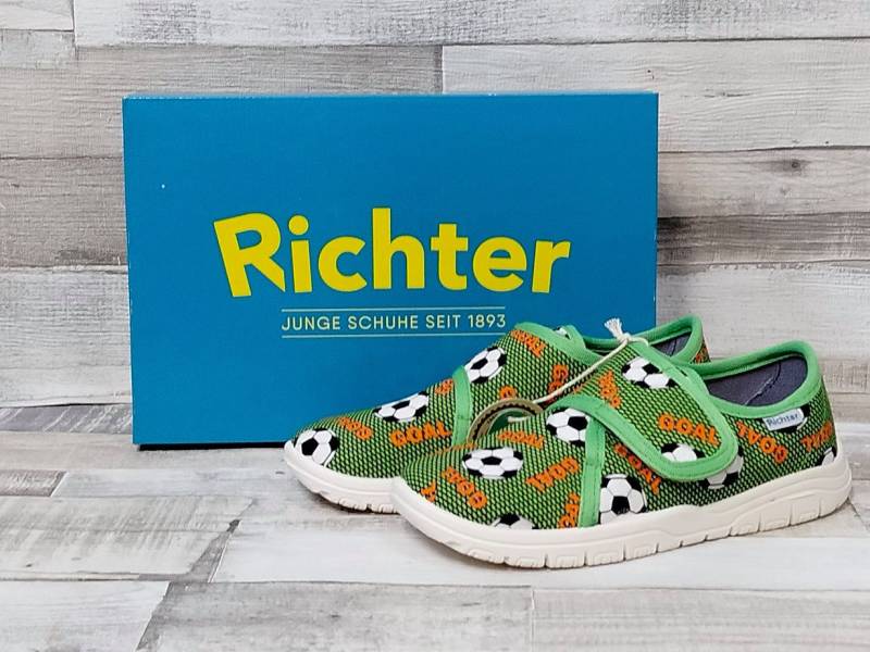 Richter Richter Jungs Klett Hausschuh grün mit Fußball weiße Sohle 32 Hausschuh von Richter
