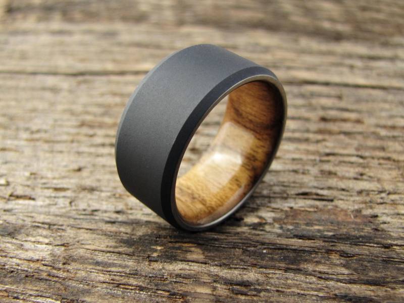 Dualität | Teak | Schwarze Titan Und Teak Inlay Ring Herren Holz Ehering Wasserdichtes Finish von RichterScaleRings