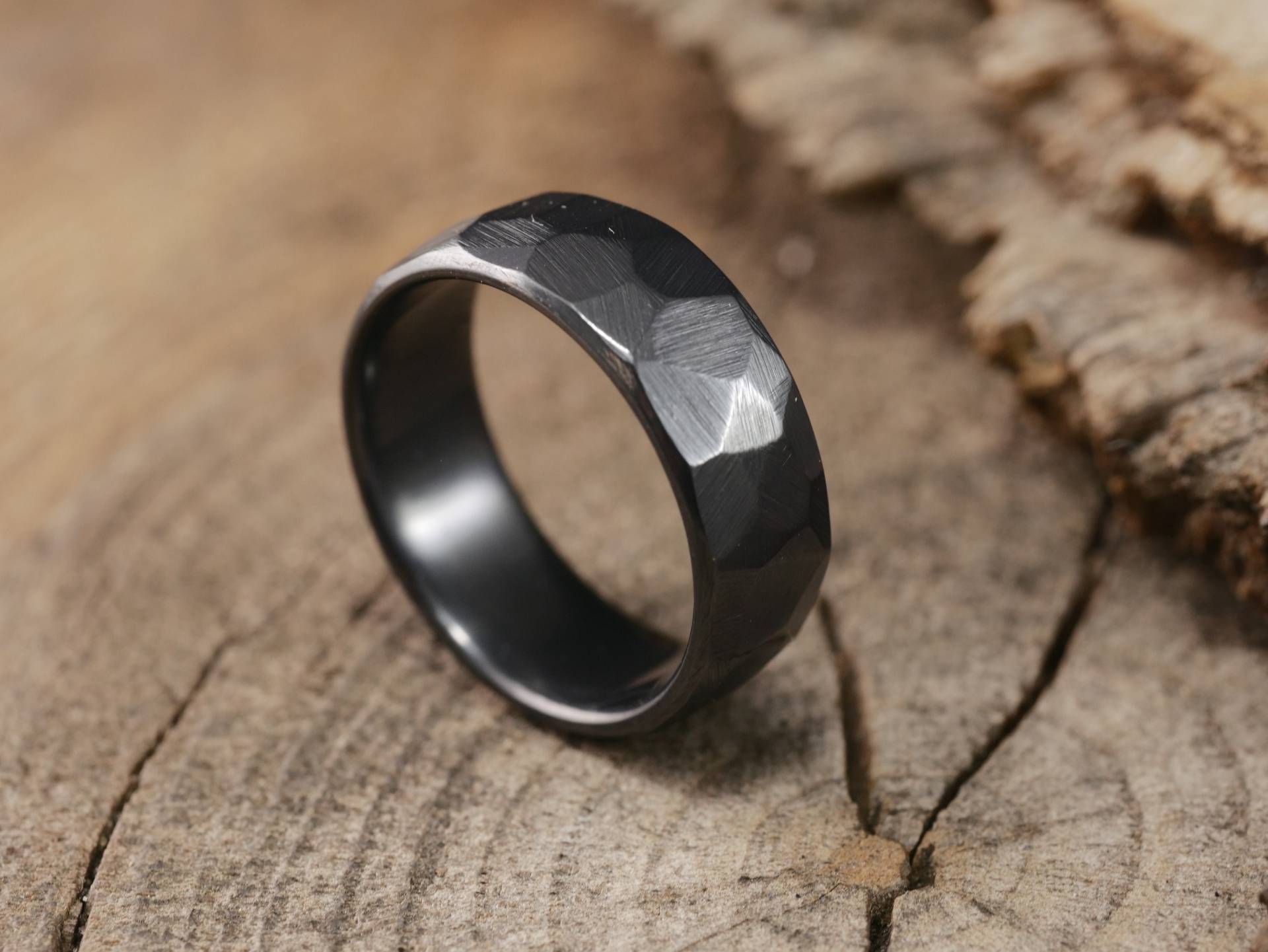 Ridge Mit Gravur | Schwarzes Titan Raue Facet Herren Ehering Facettiertes Obsidian Hypoallergene Ring von RichterScaleRings