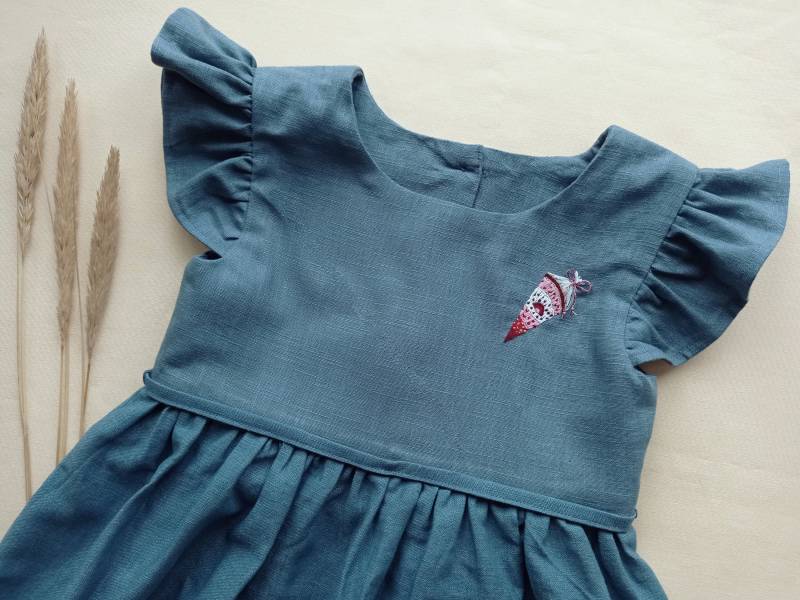 Leinenkleid Mädchen Mit Rüschenärmeln Handbestickt von RickisLaedchen