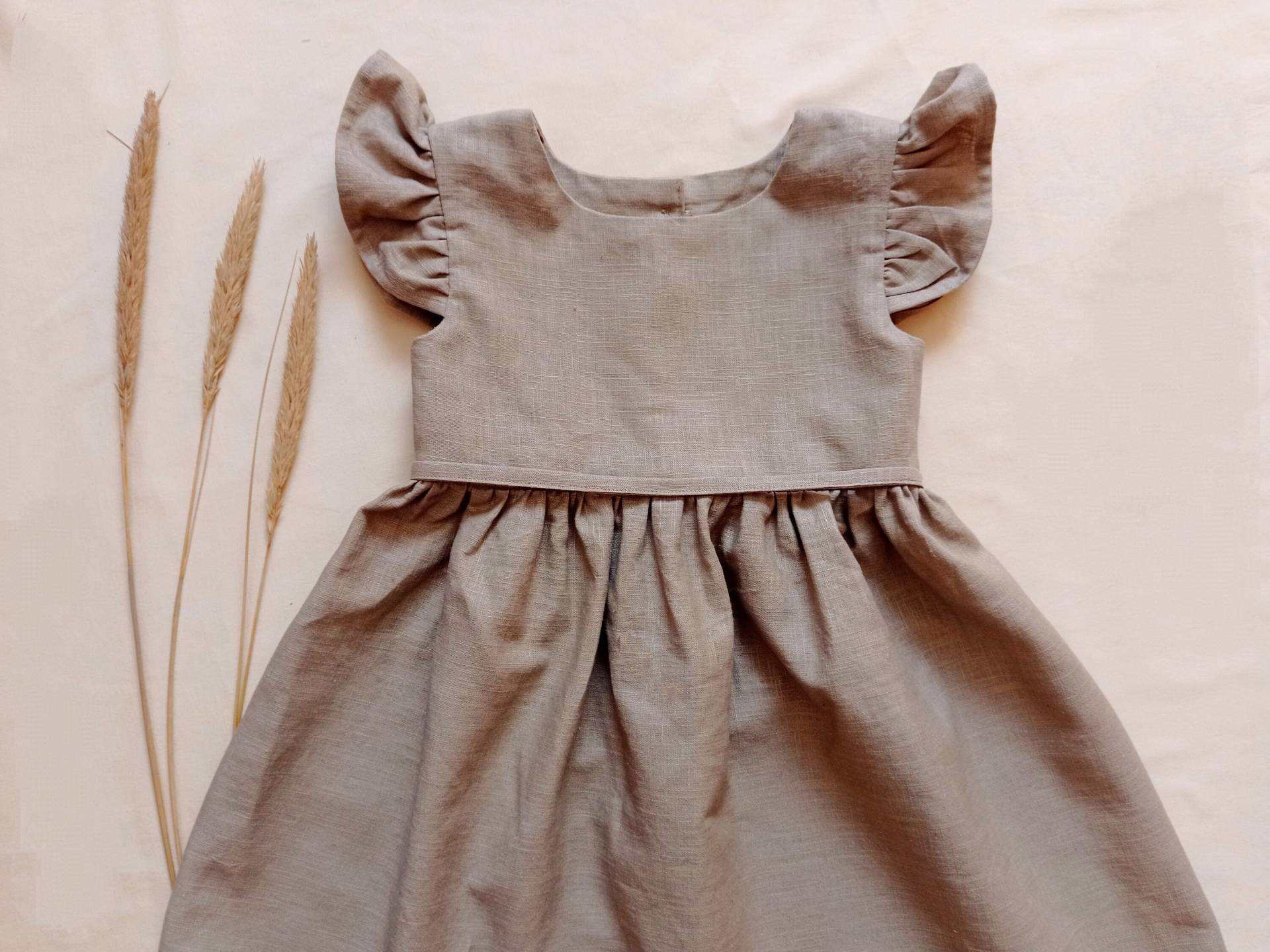 Leinenkleid Mädchen Mit Rüschenärmeln Leinenkleid Mädchen Mit Rüschenärmeln von RickisLaedchen