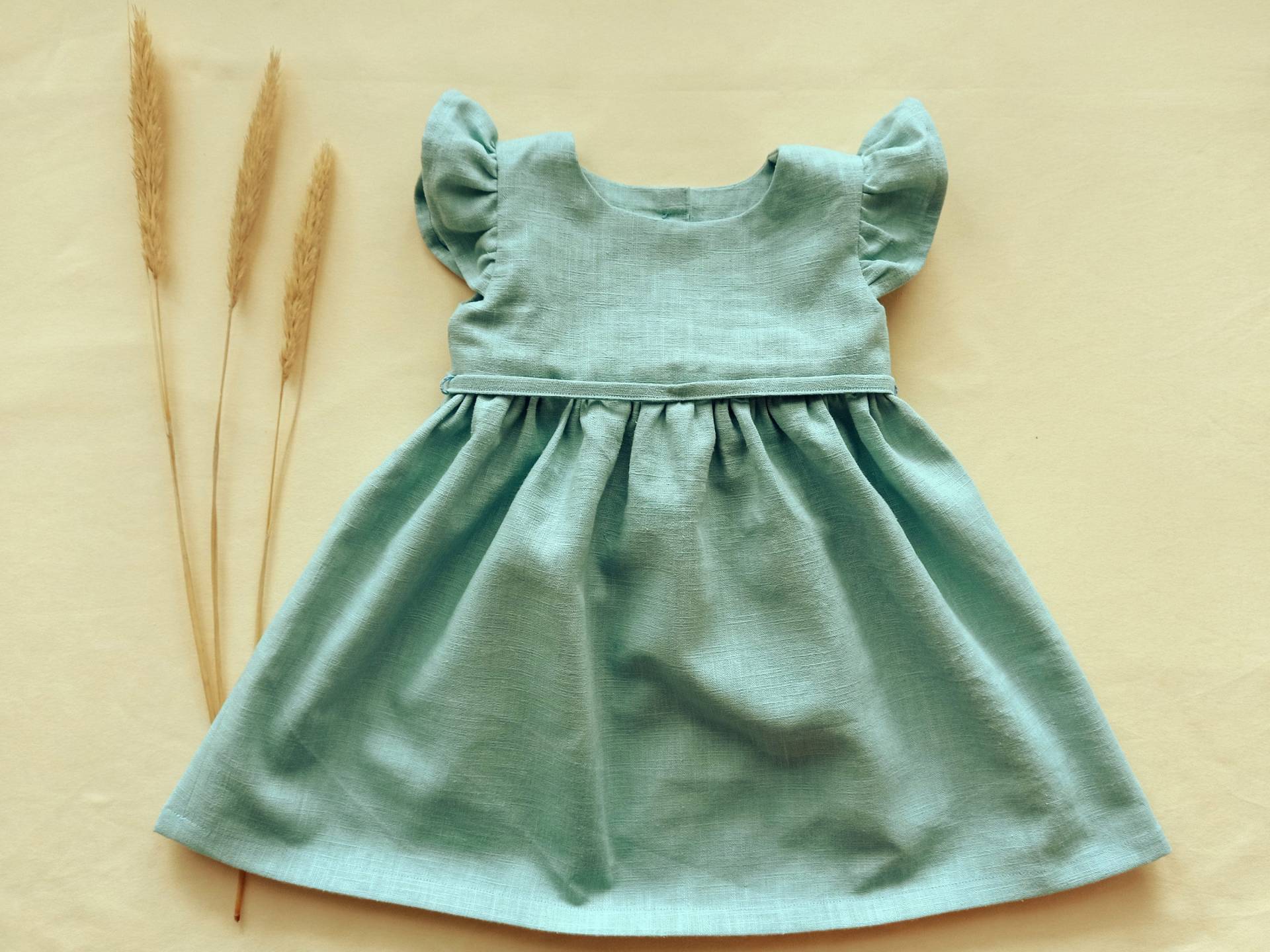 Leinenkleid Mädchen Mit Rüschenärmeln von RickisLaedchen