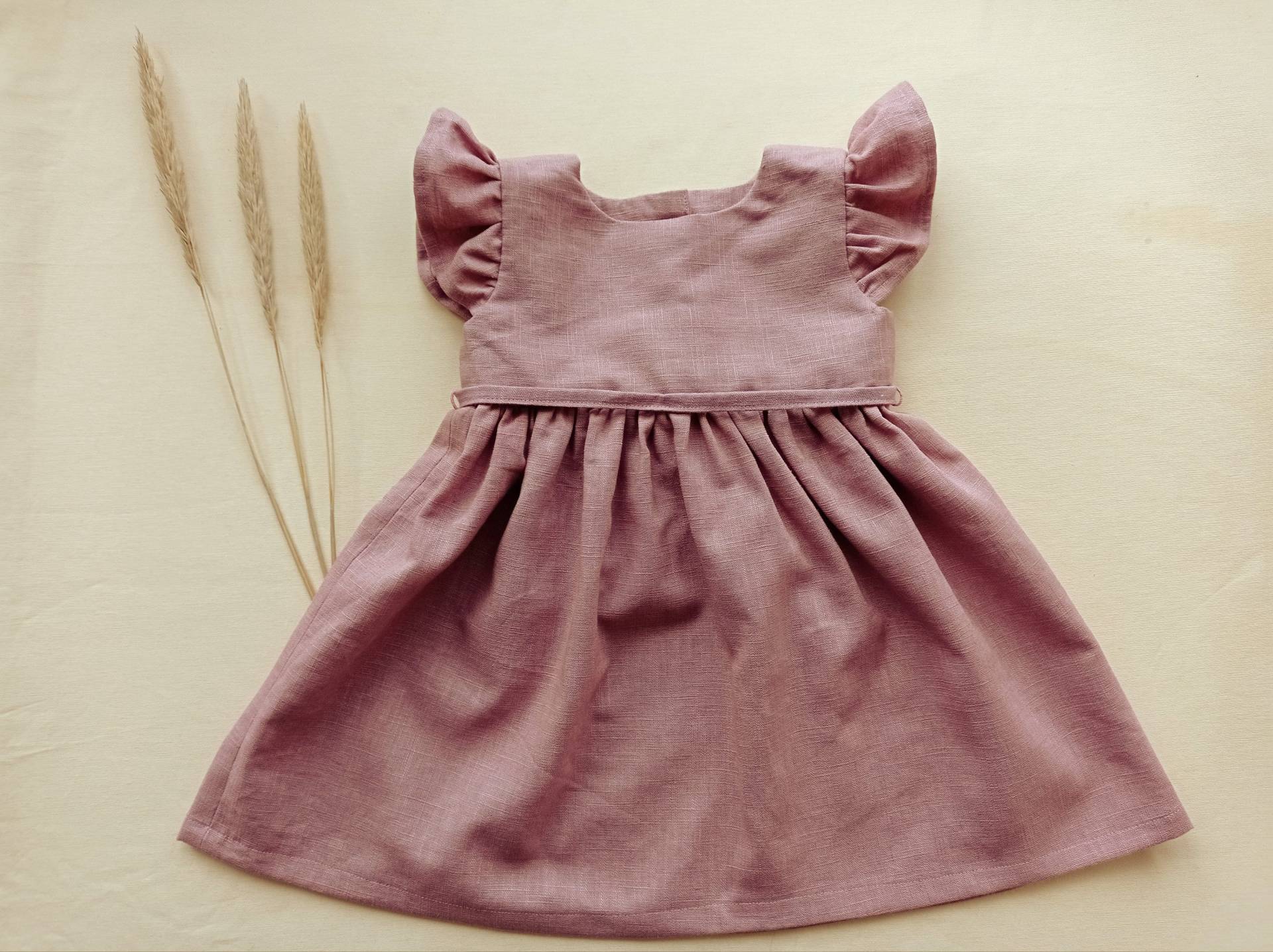 Leinenkleid Mädchen Mit Rüschenärmeln von RickisLaedchen