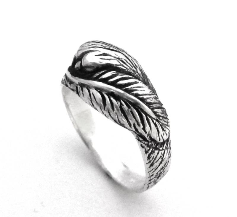 Fell Und Federring - Wolfspfote Krähenfeder Sterling Silber Tier Ring Handgemacht Geschenk Für Sie Ihn 143 von RicksonJewelry