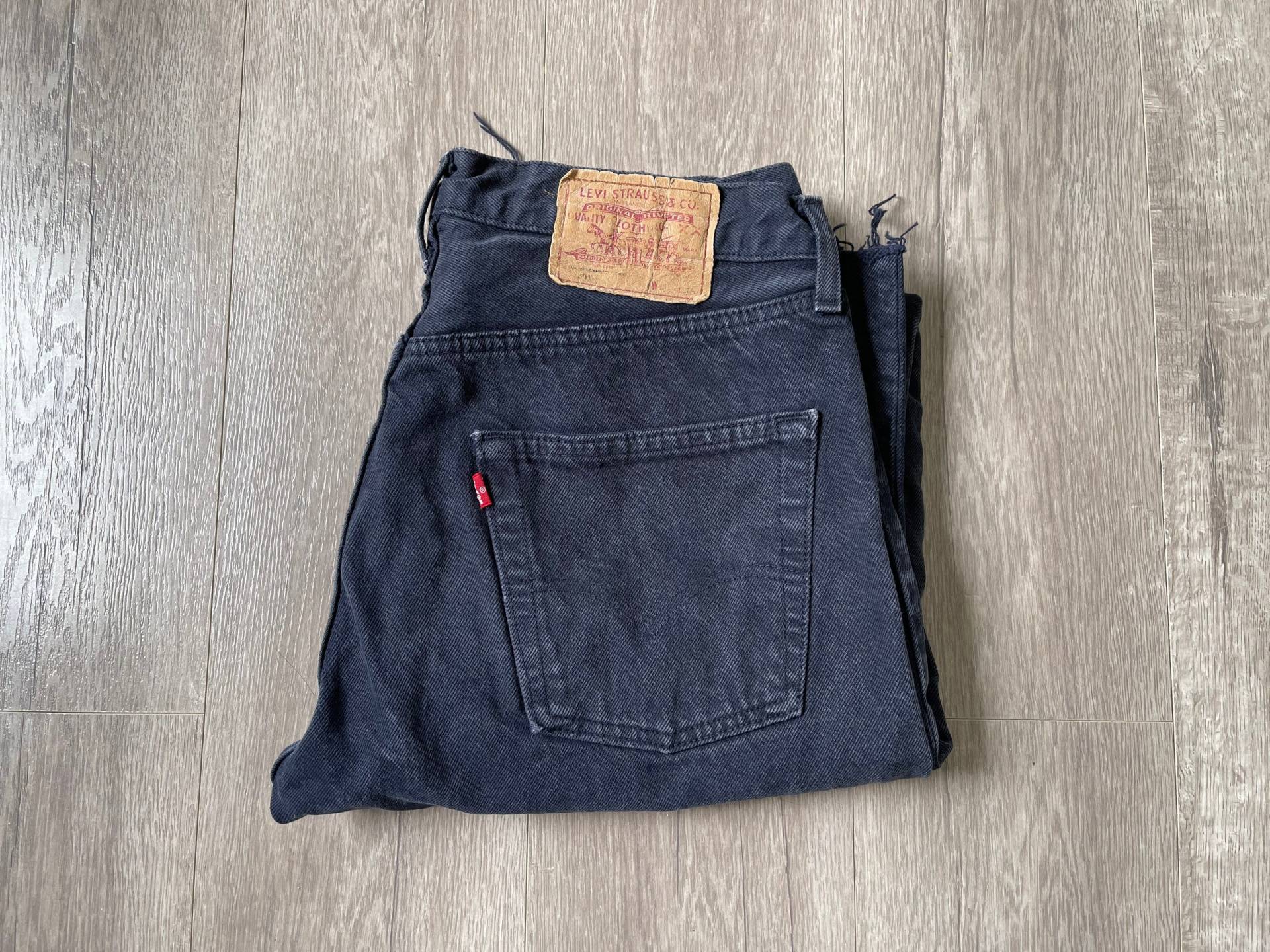 Vintage 501 Levi's Jeans - Dunkelblaue Waschung Abgeschnittene Beine von Ride2Freedom