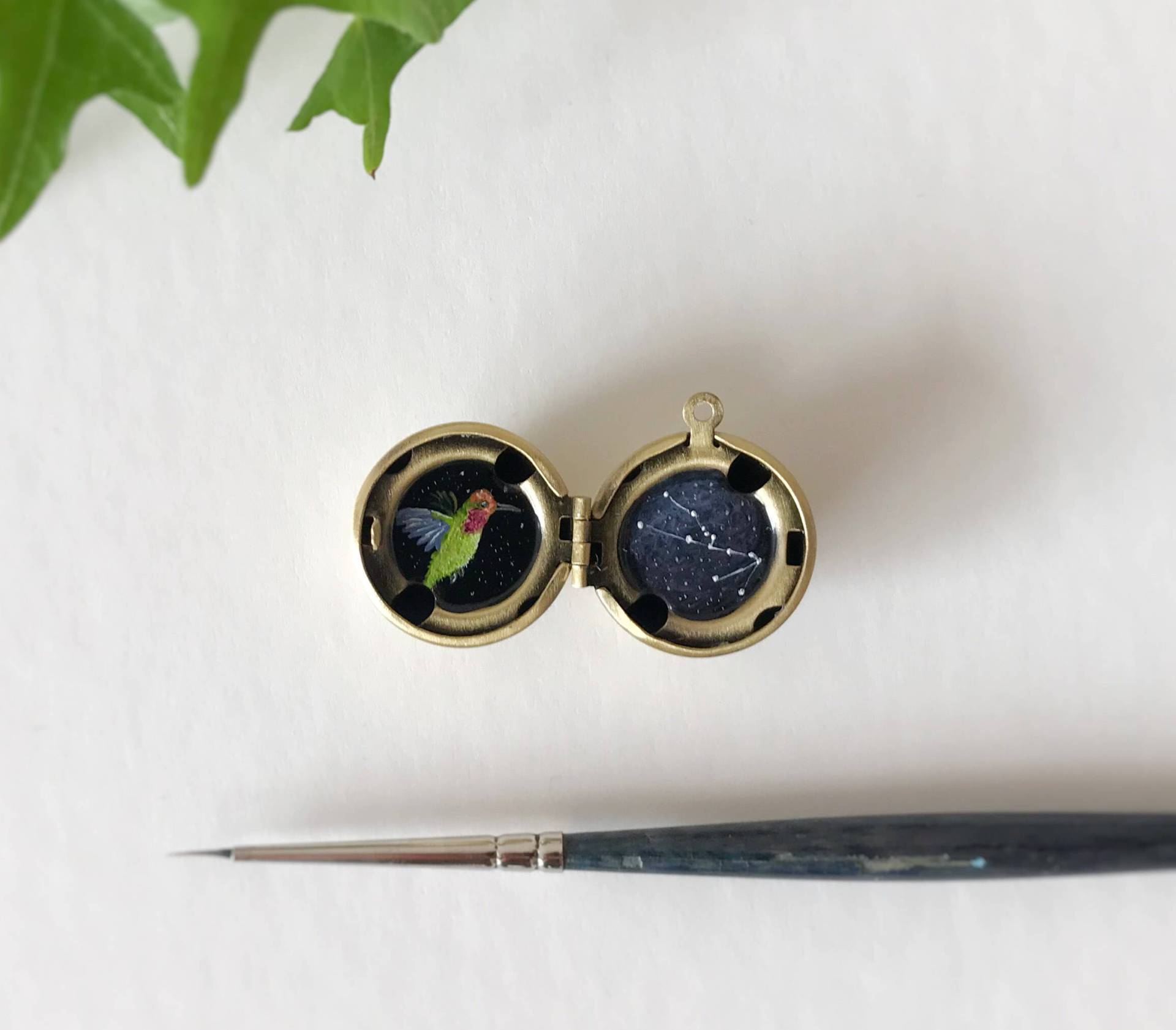 Stier Sternbild, Kolibri Spirit Tier, Handbemaltes Locket, Gemaltes Locket, Kleines Ölgemälde, Valentinsgeschenke Für Sie, Valentins-Locket Stier Sternbild, Kolibri Spirit Tier, Handbemaltes Locket, Gemaltes Locket, Kleines Ölgemälde, Valentinsgeschenke Für Sie, Valentins-Locket von RideToNature